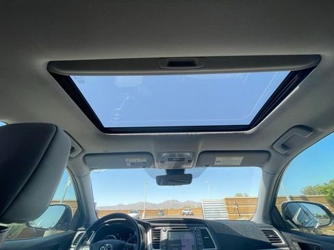 Used 2019 Toyota Highlander Limited FWD image 18