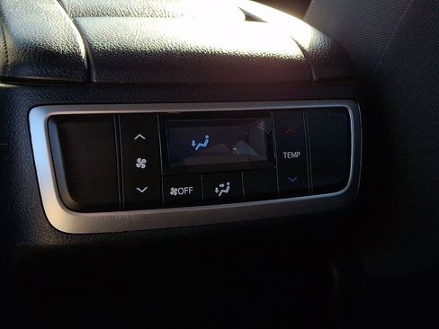 Used 2019 Toyota Highlander LE image 12