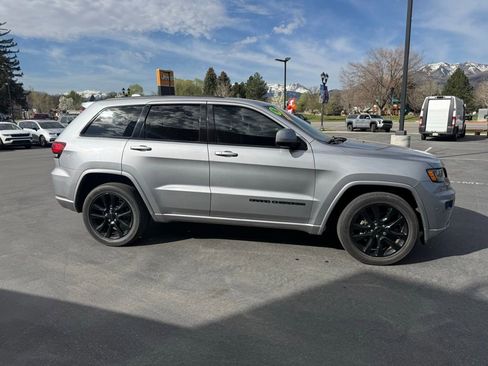 Used 2018 Jeep Grand Cherokee Altitude image 5