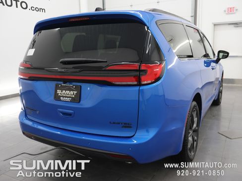 New 2026 Chrysler Pacifica Limited w/ S Appearance Package AWD/4WD image 5