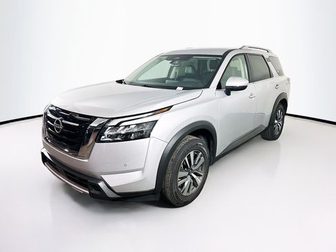 Used 2025 Nissan Pathfinder SL FWD image 3