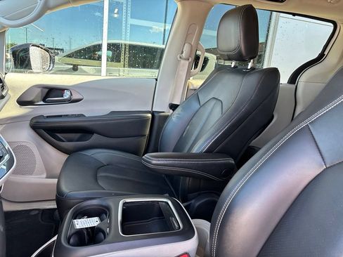 Used 2024 Chrysler Pacifica Touring-L FWD image 5