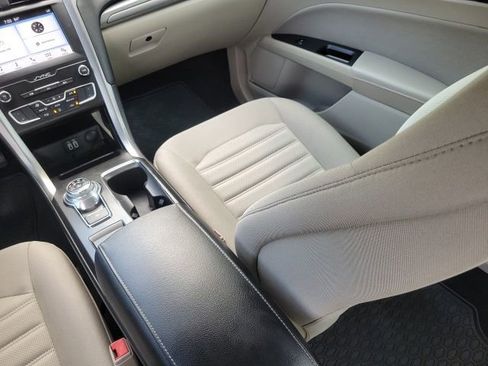 Used 2019 Ford Fusion SE FWD image 15