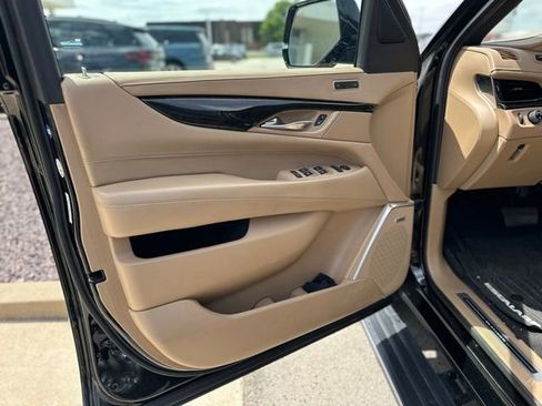 Used 2019 Cadillac Escalade ESV Platinum AWD/4WD image 12
