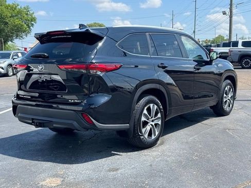 Used 2023 Toyota Highlander XLE AWD/4WD image 5