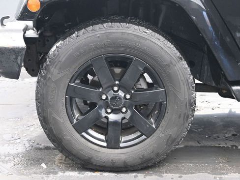 Used 2014 Jeep Wrangler Unlimited Sahara image 32