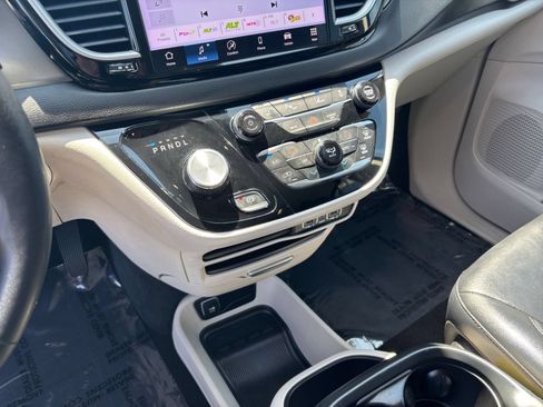 Used 2024 Chrysler Pacifica Touring-L FWD image 43