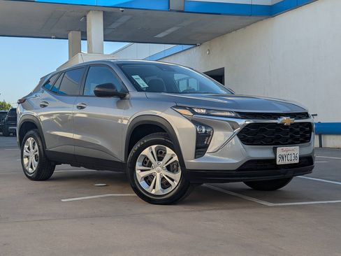 Certified 2024 Chevrolet Trax LS FWD image 2