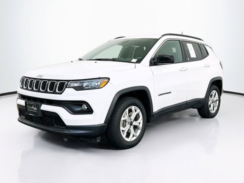 Used 2025 Jeep Compass Latitude AWD/4WD image 3