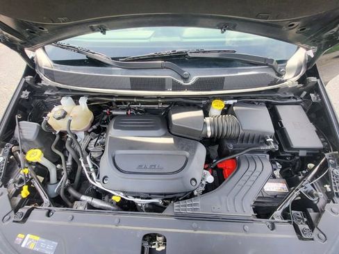Used 2023 Chrysler Pacifica Touring-L FWD image 10