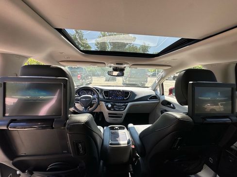 Used 2021 Chrysler Pacifica Touring-L w/ Uconnect Theater Family Group AWD/4WD image 4