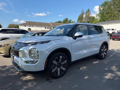 Used 2025 Mitsubishi Outlander SE AWD/4WD image 1