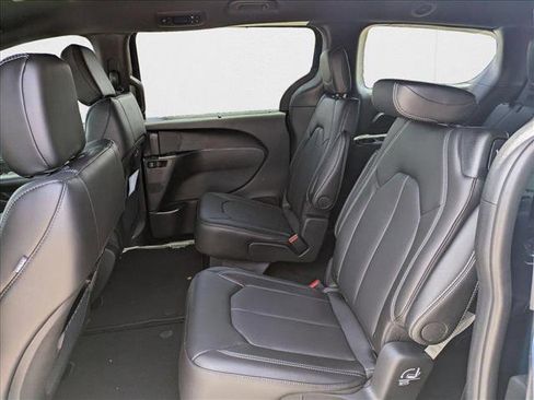 New 2025 Chrysler Pacifica Select image 12