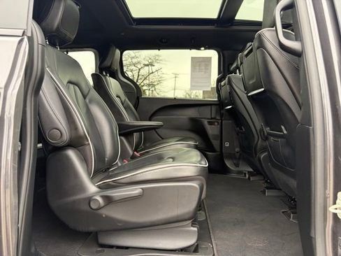 Used 2022 Chrysler Pacifica Limited w/ Uconnect Theater Family Group FWD image 22