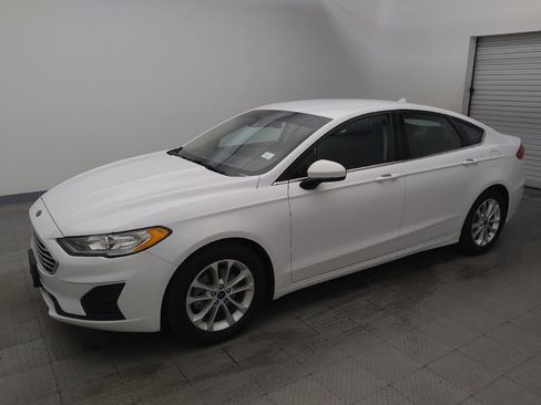 Used 2019 Ford Fusion SE FWD image 2