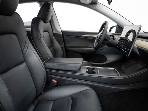 Used 2023 Tesla Model Y Long Range image 31