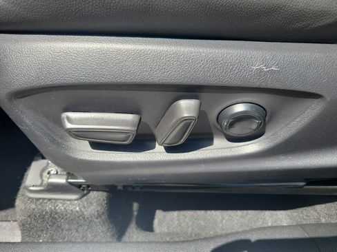 Used 2025 Toyota Corolla Cross XLE FWD image 17