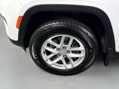 Used 2025 Jeep Grand Cherokee Laredo X AWD/4WD image 35