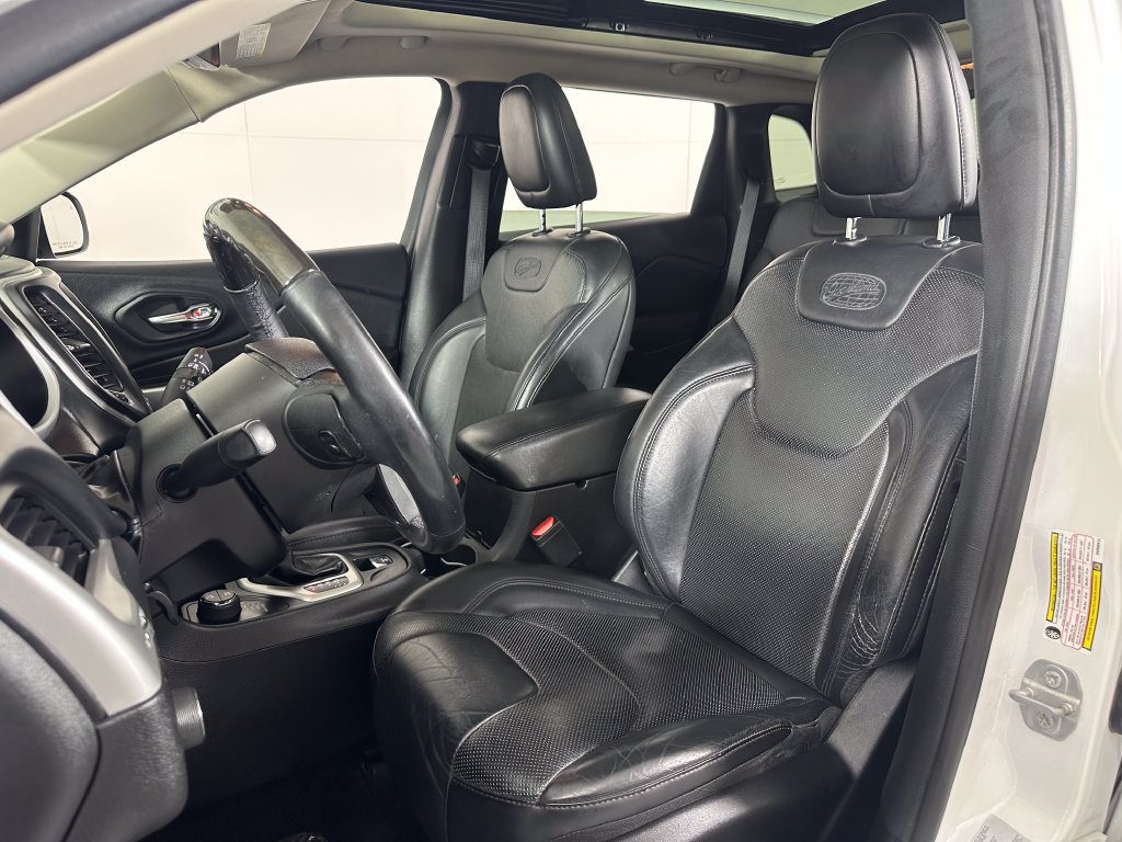 Used 2017 Jeep Cherokee Overland w/ Technology Group AWD/4WD image 14
