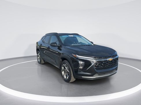 Used 2025 Chevrolet Trax LT w/ LT Convenience Package FWD image 2