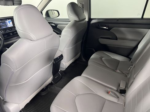 Used 2022 Toyota Highlander XLE image 21