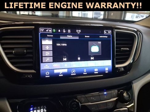 Used 2024 Chrysler Pacifica Touring-L image 11