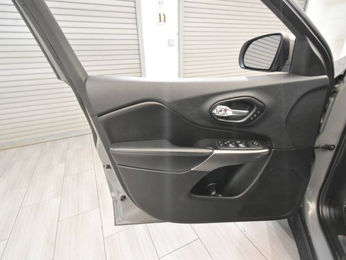 Used 2019 Jeep Cherokee Limited AWD/4WD image 14