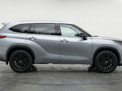 Used 2025 Toyota Highlander XSE image 11