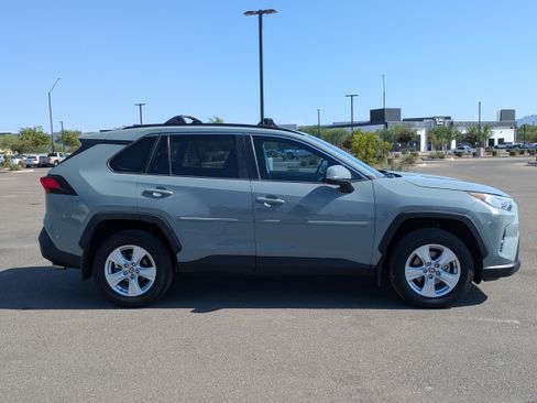 Used 2021 Toyota RAV4 XLE w/ Convenience Package FWD image 5