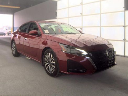 Used 2023 Nissan Altima 2.5 SV FWD image 4