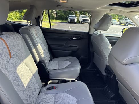 Used 2023 Toyota Highlander Bronze Edition image 29