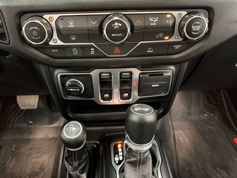 Used 2025 Jeep Wrangler Sport AWD/4WD image 14