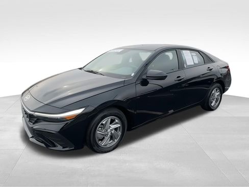 Used 2024 Hyundai Elantra SE FWD image 4