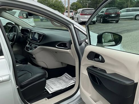 Used 2024 Chrysler Pacifica Touring-L FWD image 28