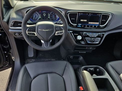 New 2026 Chrysler Pacifica Select image 12