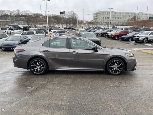 Used 2022 Toyota Camry SE w/ Cold Weather Package image 7