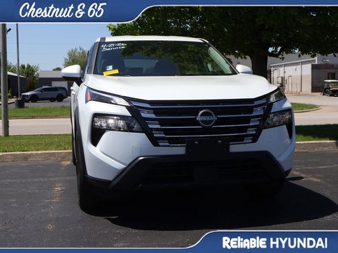 Used 2024 Nissan Rogue SV image 3