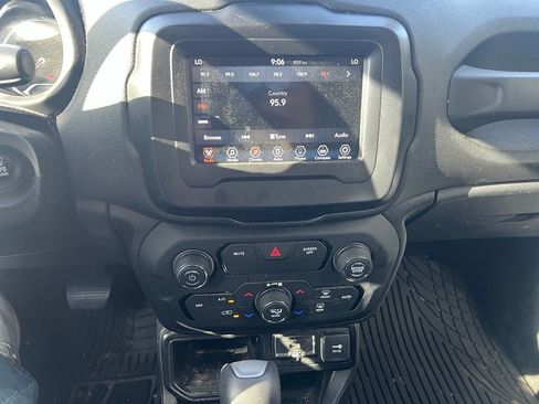 Used 2018 Jeep Renegade Latitude FWD image 10
