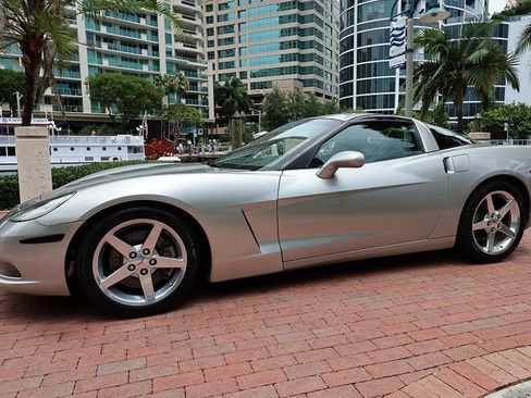 Used 2005 Chevrolet Corvette Coupe w/ Preferred Equipment Group RWD image 16