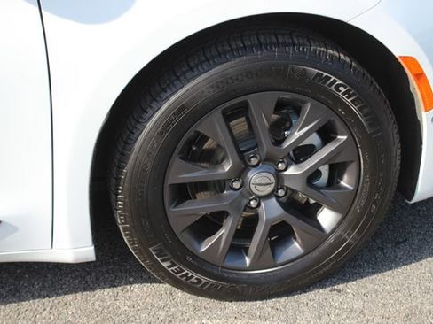 Used 2024 Chrysler Pacifica Limited w/ Uconnect Theater Family Group FWD image 37