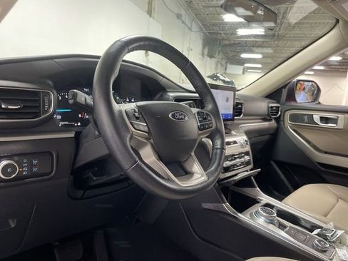 Used 2022 Ford Explorer XLT w/ Equipment Group 202A AWD/4WD image 14