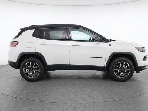 Used 2025 Jeep Compass Trailhawk image 11