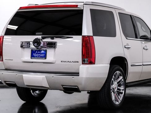 Used 2013 Cadillac Escalade Platinum RWD image 11