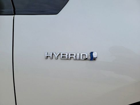 Used 2018 Toyota Prius Four image 10