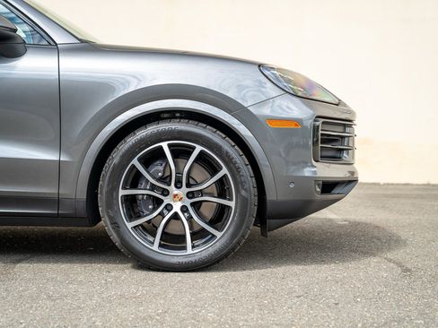 Certified 2025 Porsche Cayenne image 9