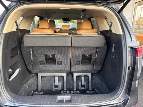 Used 2024 Kia Carnival EX FWD image 40