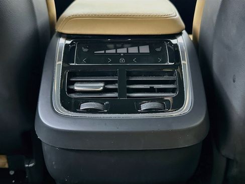 Used 2023 Volvo XC60 B5 Ultimate w/ Climate Package FWD image 28