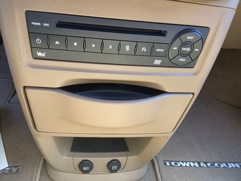 Used 2012 Chrysler Town & Country Touring-L w/ Entertainment Group #2 FWD image 20