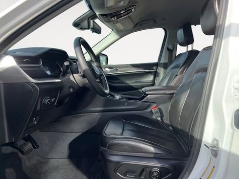 Used 2023 Jeep Grand Cherokee Limited w/ Luxury Tech Group II image 9