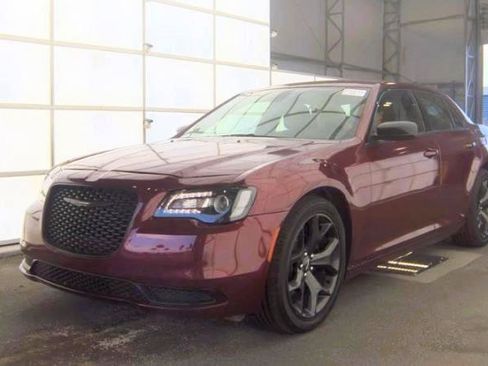 Used 2020 Chrysler 300 Touring w/ Sport Appearance Package RWD image 5